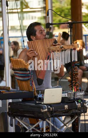 Gros plan d'un hispanique jouant les panpipes sud-américains, Granville Island Market, Vancouver, C.-B. Banque D'Images