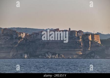 Vue sur la citadelle de Bonifacio au sommet de la falaise depuis la mer Banque D'Images