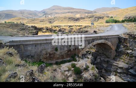Pont historique de Seytan à Van, Turquie. Banque D'Images