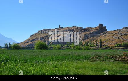 Van Castle, situé dans la ville de Van, Turquie, a été construit pendant la période de l'Ourartian. Il y a des colonies anciennes autour. Banque D'Images