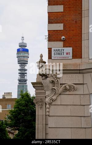 Harley Street Londres Angleterre UK Street coin montrant le panneau de rue 'Harley Street'. Tour BT en arrière-plan contre ciel. Londres change d'horizon. Banque D'Images