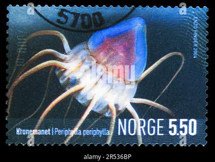 MOSCOU, RUSSIE - 18 MAI 2023 : le timbre-poste imprimé en Norvège montre le méduse Helmet (Periphylla periphyllla), série Marine Life, vers 2004 Banque D'Images
