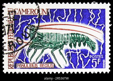 MOSCOU, RUSSIE - 18 MAI 2023 : le timbre-poste imprimé au Cameroun montre Royal Spiny Lobster (Panulirus regius), série Marine Life, vers 1968 Banque D'Images