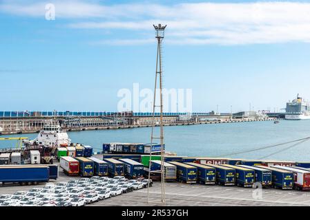 Barcelone, Espagne - 17 avril 2023: Quai de chargement avec remorques à conteneurs et voitures au port de Barcelone, Catalogne, Espagne Banque D'Images