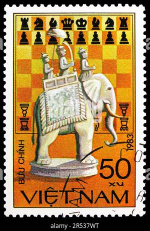 MOSCOU, RUSSIE - 18 MAI 2023 : timbre-poste imprimé au Vietnam montre le roi de Delhi (éléphant) du 18th siècle, série de pièces d'échecs, vers 1983 Banque D'Images