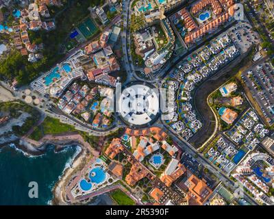 Vue aérienne sur les hôtels et stations de Costa Adeje avec le centre commercial Plaza Del Duque Banque D'Images