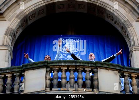 Liam Palmer de Sheffield Wednesday et Cameron Dawson célèbrent leur promotion au championnat Sky Bet à l'hôtel de ville de Sheffield après une parade de bus à toit ouvert. Sheffield Wednesday a obtenu leur promotion au championnat après que Josh Winstrass ait marqué en temps de blessure à la fin de la finale de jeu. Date de la photo: Mercredi 31 mai 2023. Banque D'Images