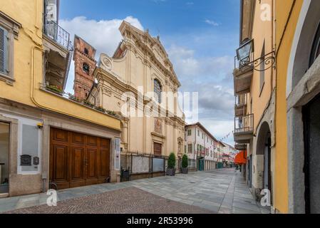 BRA, Cuneo, Piémont, Italie - 31 mai 2023 : église paroissiale de San Antonino Martyre sur via Vittorio Emanuele II, rue piétonne principale pavée de sl de pierre Banque D'Images