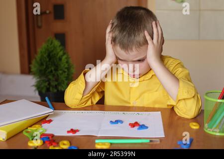 Homeschooling. Garçon caucasien avec difficulté à apprendre des leçons, le stress, épuisant le travail excessif, la fatigue, l'épuisement, folie. Étudiant épuisé et fatigué Banque D'Images