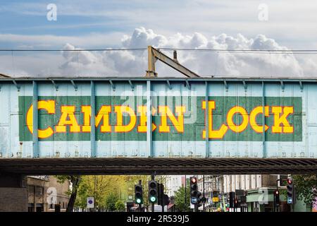 Pont Camden Lock dans la ville de Camden, célèbre quartier des magasins de culture alternative Banque D'Images