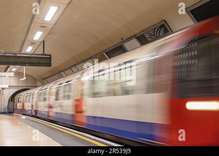 Photographie en exposition longue d'un train arrivant sur une plate-forme souterraine Banque D'Images