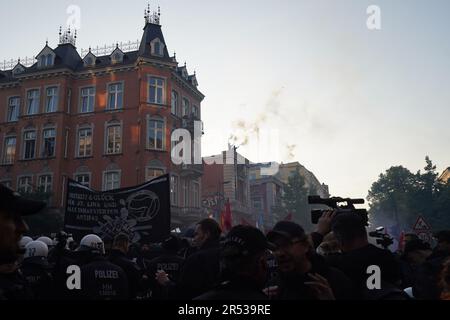 Hambourg, Allemagne. 31st mai 2023. Les participants manifestent contre la condamnation du présumé extrémiste de gauche Lina E. devant la Rote Flora. Le tribunal régional supérieur de Dresde a condamné le présumé extrémiste de gauche Lina E. à cinq ans et trois mois de prison pour plusieurs attaques contre des extrémistes de droite. Selon le tribunal, elle appartenait à un groupe qui a commis des agressions sur des membres de la scène de droite. Credit: Marcus Brandt/dpa/Alay Live News Banque D'Images