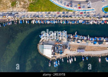 Mavisehir - Izmir - Turquie, 10 mars 2021, abri de pêche de Mavisehir vue du dessus, pousse de drone (Mavisehir Balikci Barinagi) Banque D'Images