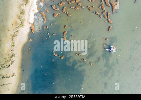 Mavisehir - Izmir - Turquie, 10 mars 2021, abri de pêche de Mavisehir vue du dessus, pousse de drone (Mavisehir Balikci Barinagi) Banque D'Images