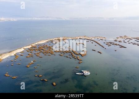 Mavisehir - Izmir - Turquie, 10 mars 2021, abri de pêche de Mavisehir vue du dessus, pousse de drone (Mavisehir Balikci Barinagi) Banque D'Images