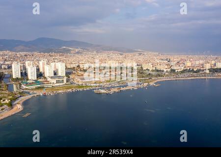 Mavisehir - Izmir - Turquie, 10 mars 2021, abri de pêche de Mavisehir vue du dessus, pousse de drone (Mavisehir Balikci Barinagi) Banque D'Images