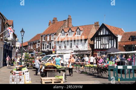 Les gens magasinent à Beverley Saturday Market, East Yorkshire, Angleterre, Royaume-Uni Banque D'Images