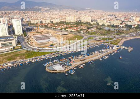 Mavisehir - Izmir - Turquie, 10 mars 2021, abri de pêche de Mavisehir vue du dessus, pousse de drone (Mavisehir Balikci Barinagi) Banque D'Images