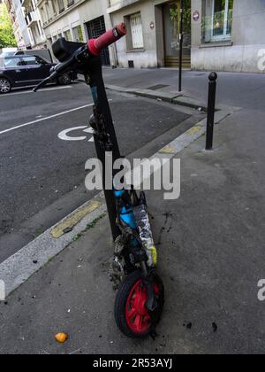 Scooter électrique brûlé sur la rue Paris, Nation, France Banque D'Images