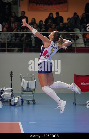 ISTANBUL, TURKIYE - 14 DÉCEMBRE 2022: L'Indre Sorokaite sert pendant Galatasaray HDI Sigorta vs Savino Del Bene Scandicci CEV Champions League Volley Banque D'Images