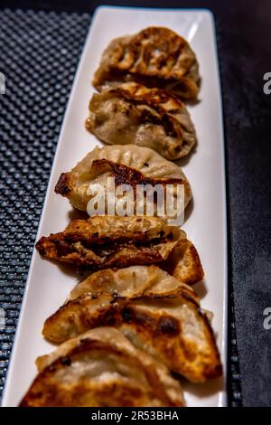Une assiette de momos frits, servie avec des chutneys aigre-doux ou épicés, est une gourmandise appétissante qui vous laissera plus envie. Banque D'Images