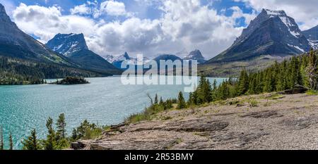 Lac Saint Mary à Sun point - vue panoramique sur le lac Saint Mary et son pic de haute montagne escarpée environnant à Sun point, parc national des Glaciers. Banque D'Images