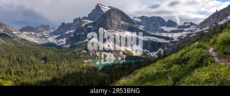 Spring Mountain Trail - Une vue panoramique du printemps en soirée sur le mont Gould, Angel Wing et Grinnell Lake, nombreux glaciers, parc national des Glaciers, Montana, États-Unis. Banque D'Images