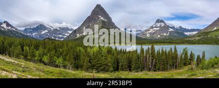 Spring Mountains au lac SwiftCurrent - Vue panoramique sur les pics montagneux accidentés au bord du lac SwiftCurrent, de nombreux glaciers et du parc national des Glaciers. Banque D'Images