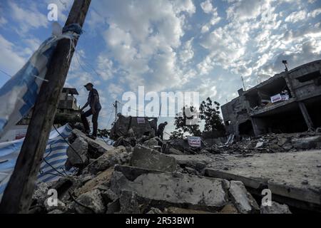 Gaza, Palestine. 30th mai 2023. Les Palestiniens inspectent les bâtiments résidentiels détruits à la suite de frappes israéliennes sur la ville de Beit Lahiya, dans le nord de la bande de Gaza. Les suites des raids israéliens sur la ville de Beit Lahiya. Israël et le mouvement du Jihad islamique ont accepté une trêve négociée par l'Égypte à la fin du 13 mai. Israël a mené plusieurs attaques contre les dirigeants militaires du mouvement palestinien du Jihad islamique, en réponse aux tirs de roquettes vers Israël depuis la bande de Gaza. (Photo de Mahmoud Issa/SOPA Images/Sipa USA) crédit: SIPA USA/Alay Live News Banque D'Images