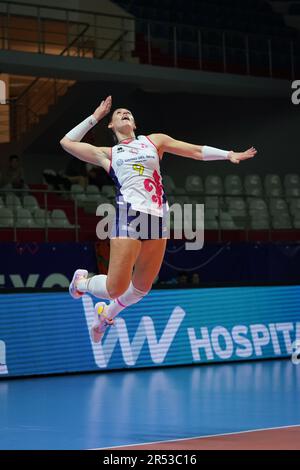 ISTANBUL, TURKIYE - 14 DÉCEMBRE 2022: Camilla Mingardi sert pendant Galatasaray HDI Sigorta vs Savino Del Bene Scandicci CEV Champions League Volley Banque D'Images