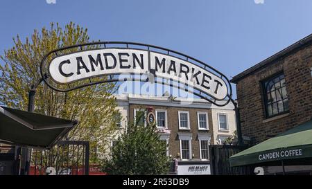 LONDRES, Royaume-Uni - 27 MAI 2023 : panneau pour le marché Camden à l'entrée de l'un des marchés Banque D'Images