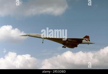 British Airways Concorde G-N94AA (c/n 206) sur le vol BA016 - vue sur l'approche finale de la piste 28R à Londres Heathrow Banque D'Images