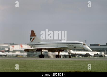 G-N94AD British Airways Concorde 210 arrivant avec BA016 sur la piste 28R à Londres Heathrow Banque D'Images