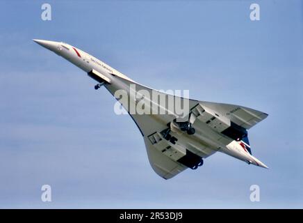 G-BOAG Concorde 214 dans la décoration « Landor » de British Airways prend son envol pour un exposé au Fairford International Air Tattoo 1985 Banque D'Images