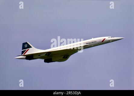 G-BOAG Concorde 214 dans la livery 'Landor' de British Airways à bord d'un vol rapide au Fairford International Air Tattoo 1985 Banque D'Images