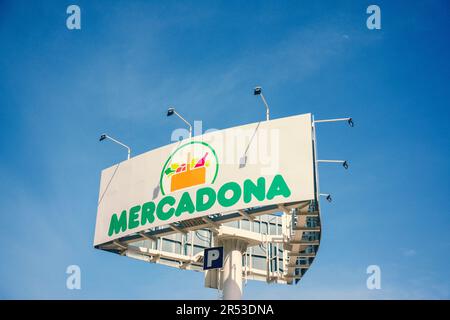 Albir, Espagne - 27 mai 2023: Panneau de signalisation du logo du supermarché Mercadona sur fond bleu ciel. Mercadona est une chaîne de supermarchés populaire en Espagne et Banque D'Images