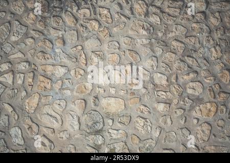 Mur de maçonnerie en pierres brunes naturelles avec fond de texture de motif irrégulier. Mur de maçonnerie typique en Espagne Banque D'Images