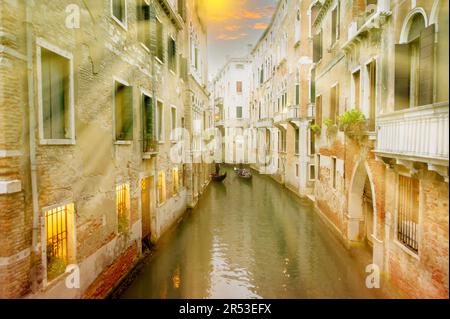 2020-février -24-Venise Italie -l'une des caractéristiques emblématiques de la scène nocturne de Venise est son réseau de canaux labyrinthiques. Un groupe de colorentilly dresse Banque D'Images