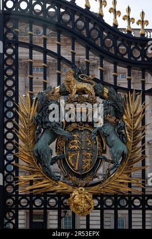 LONDRES, Royaume-Uni - 28 MAI 2023 : les armoiries royales sur les portes en fer forgé de Buckingham Palace Banque D'Images