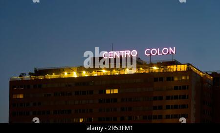 Architecture du bâtiment et scène nocturne à Madrid, Espagne. Madrid est la capitale et la ville la plus peuplée d'Espagne. Banque D'Images