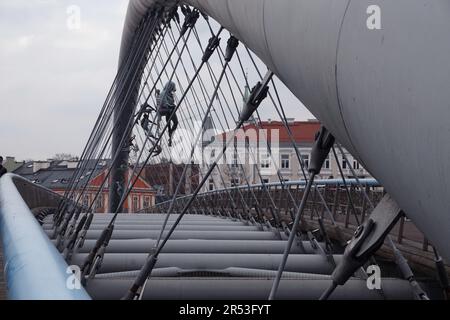 Pont du père Bernatek au-dessus de la Vistule, Cracovie, Pologne Banque D'Images