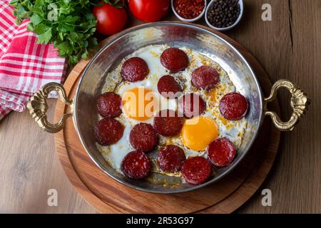 Œuf frit de style turc avec saucisse Banque D'Images