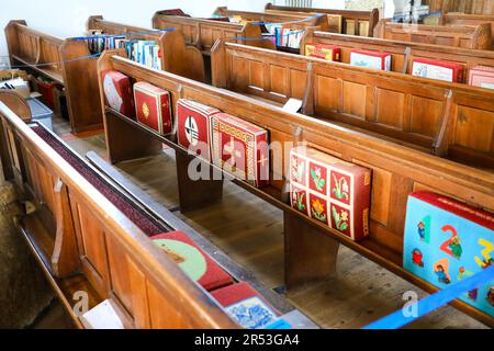 Genouillères à broderie ornée à l'intérieur de l'église paroissiale de St Buryan, St Buryan, Cornouailles, Angleterre, Royaume-Uni Banque D'Images