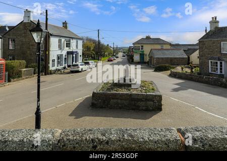 Le St Buryan Inn ou pub ou maison publique et une ancienne croix de pierre, St Buryan, Cornwall, Angleterre, Royaume-Uni Banque D'Images