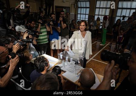 ADA Colau, l'ancien maire de Barcelone, vote solennellement dans les urnes. La célébration des élections municipales à Barcelone, marquant l'élection de la nouvelle mairie. Banque D'Images