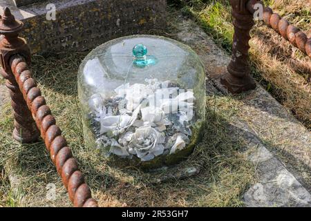 Une Immortelle, une couronne en céramique victorienne et en dôme de verre ou un mémorial sur une tombe de l'église de St Buryan, St Buryan, Cornouailles, Angleterre, Royaume-Uni Banque D'Images