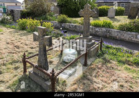 Une Immortelle, une couronne en céramique victorienne et en dôme de verre ou un mémorial sur une tombe de l'église de St Buryan, St Buryan, Cornouailles, Angleterre, Royaume-Uni Banque D'Images