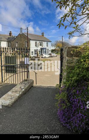 Le St Buryan Inn ou pub ou maison publique vu depuis les portes du cimetière, St Buryan, Cornwall, Angleterre, Royaume-Uni Banque D'Images