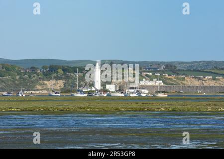 Le phare de Hust point surplombe les bateaux et le Solent avec l'île de Wight en arrière-plan. Banque D'Images
