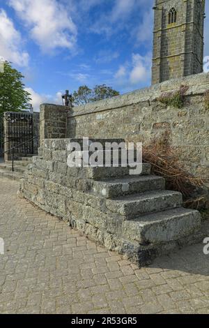 Marches en pierre pour monter un cheval, à l'extérieur de l'église paroissiale de St Buryan, St Buryan, Cornwall, Angleterre, Royaume-Uni Banque D'Images